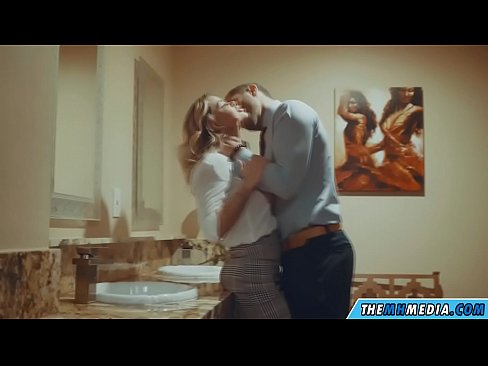 ❤️ Όταν μια πλούσια ξανθιά σε αποπλανεί σε μια δημόσια τουαλέτα ❌ Ποιότητα πορνό ❌️